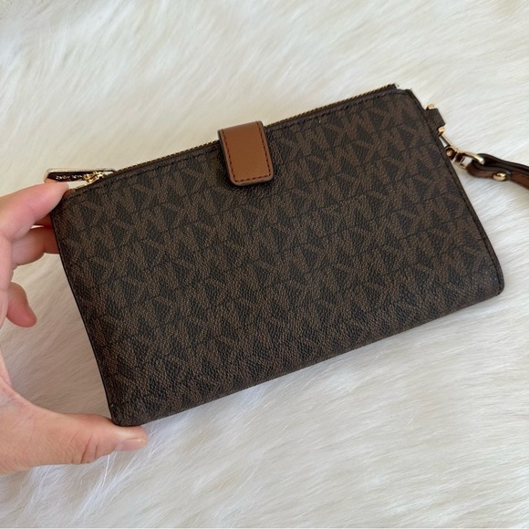 Michael Kors Jet Set Brown Monogram Travel Wallet - Picture 4 of 7